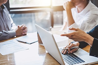 打ち合わせ中のデスク